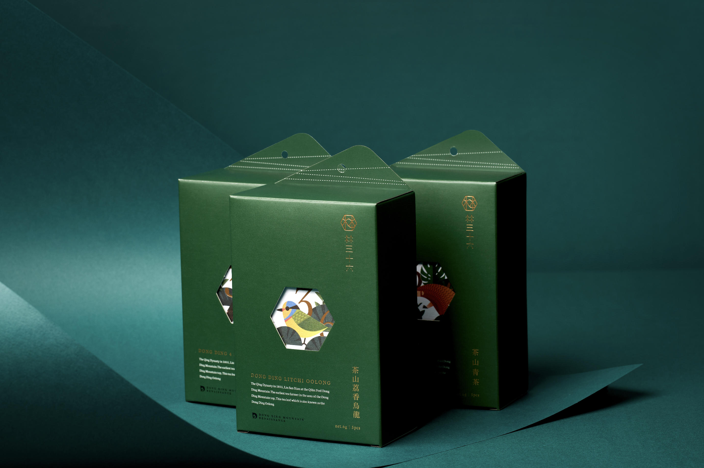 旭利紙器為「林三十六」打造的茶葉禮盒，其內包裝採用獨特的三角立體盒型，並透過局部打凸與精緻印刷，呈現山林鳥獸等圖案。這款創新包裝成功將設計美學融入茶葉送禮，是品牌包裝與客製化禮盒設計的完美體現。
